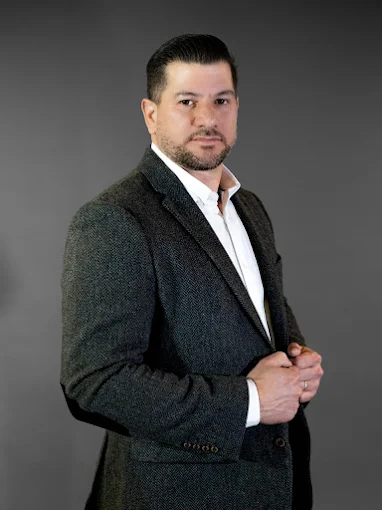 Retrato de Angel Ovalles, asesor inmobiliario
